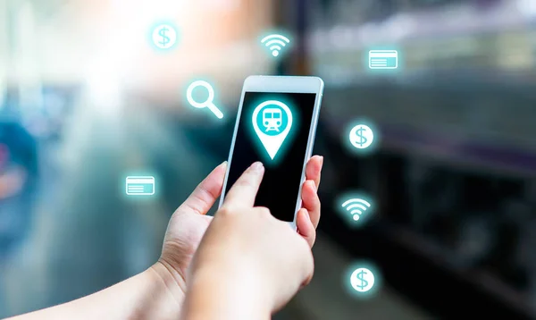 Genç, akıllı, yalnız kadın turist seyahat. Cep telefonu uygulama planı. Arama bilgileri. Seyahat rehberi rezerv otobüsü otel uçuşunu internetsiz kredi kartı teknolojisiyle organize et.