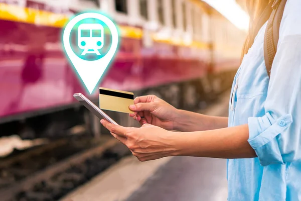 Genç, akıllı, yalnız kadın turist seyahat. Cep telefonu uygulama planı. Arama bilgileri. Seyahat rehberi rezerv otobüsü otel uçuşunu internetsiz kredi kartı teknolojisiyle organize et.