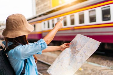 Solo sırt çantalı gezgin, Coronavirus krizinden sonra düşük maliyetli yaz tatili için güvenlik seyahati planlıyor. Tren istasyonunda boş bir turist. Sürdürülebilir çevre dostu ulaşım otobüsü kullan