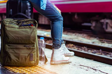 Solo sırt çantalı gezgin, Coronavirus krizinden sonra düşük maliyetli yaz tatili için güvenlik seyahati planlıyor. Tren istasyonunda boş bir turist. Sürdürülebilir çevre dostu ulaşım otobüsü kullan