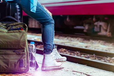 Solo sırt çantalı gezgin, Coronavirus krizinden sonra düşük maliyetli yaz tatili için güvenlik seyahati planlıyor. Tren istasyonunda boş bir turist. Sürdürülebilir çevre dostu ulaşım otobüsü kullan