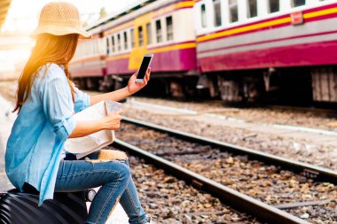 Solo sırt çantalı gezgin, Coronavirus krizinden sonra düşük maliyetli yaz tatili için güvenlik seyahati planlıyor. Tren istasyonunda boş bir turist. Sürdürülebilir çevre dostu ulaşım otobüsü kullan