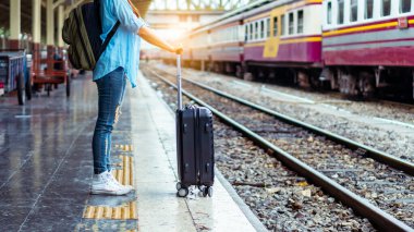 Solo sırt çantalı gezgin, Coronavirus krizinden sonra düşük maliyetli yaz tatili için güvenlik seyahati planlıyor. Tren istasyonunda boş bir turist. Sürdürülebilir çevre dostu ulaşım otobüsü kullan