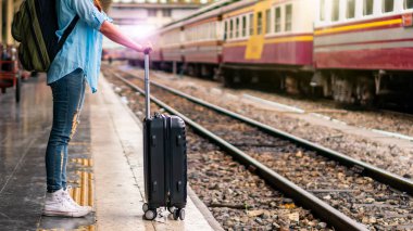 Solo sırt çantalı gezgin, Coronavirus krizinden sonra düşük maliyetli yaz tatili için güvenlik seyahati planlıyor. Tren istasyonunda boş bir turist. Sürdürülebilir çevre dostu ulaşım otobüsü kullan