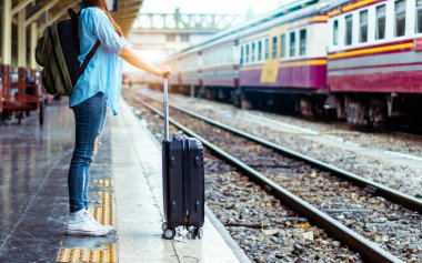 Solo sırt çantalı gezgin, Coronavirus krizinden sonra düşük maliyetli yaz tatili için güvenlik seyahati planlıyor. Tren istasyonunda boş bir turist. Sürdürülebilir çevre dostu ulaşım otobüsü kullan