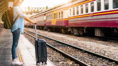 Solo sırt çantalı gezgin, Coronavirus krizinden sonra düşük maliyetli yaz tatili için güvenlik seyahati planlıyor. Tren istasyonunda boş bir turist. Sürdürülebilir çevre dostu ulaşım otobüsü kullan