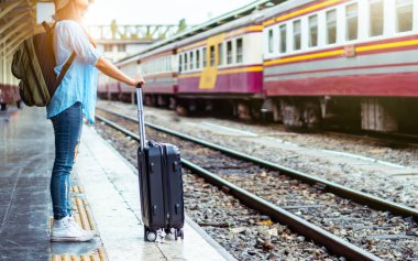 Solo sırt çantalı gezgin, Coronavirus krizinden sonra düşük maliyetli yaz tatili için güvenlik seyahati planlıyor. Tren istasyonunda boş bir turist. Sürdürülebilir çevre dostu ulaşım otobüsü kullan