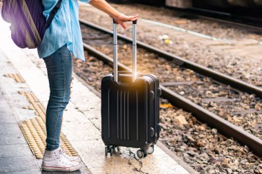 Solo sırt çantalı gezgin, Coronavirus krizinden sonra düşük maliyetli yaz tatili için güvenlik seyahati planlıyor. Tren istasyonunda boş bir turist. Sürdürülebilir çevre dostu ulaşım otobüsü kullan