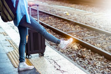Solo sırt çantalı gezgin, Coronavirus krizinden sonra düşük maliyetli yaz tatili için güvenlik seyahati planlıyor. Tren istasyonunda boş bir turist. Sürdürülebilir çevre dostu ulaşım otobüsü kullan