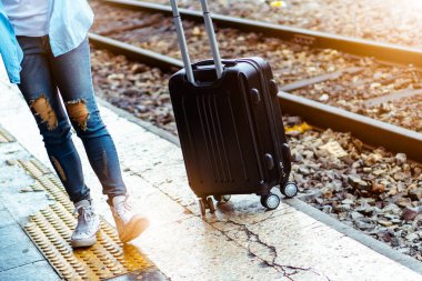 Solo sırt çantalı gezgin, Coronavirus krizinden sonra düşük maliyetli yaz tatili için güvenlik seyahati planlıyor. Tren istasyonunda boş bir turist. Sürdürülebilir çevre dostu ulaşım otobüsü kullan