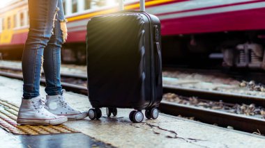 Solo sırt çantalı gezgin, Coronavirus krizinden sonra düşük maliyetli yaz tatili için güvenlik seyahati planlıyor. Tren istasyonunda boş bir turist. Sürdürülebilir çevre dostu ulaşım otobüsü kullan