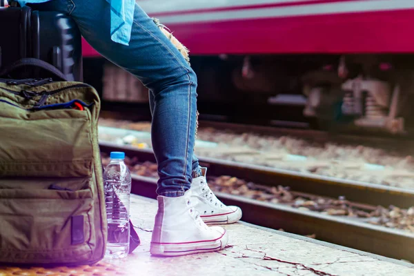 Solo sırt çantalı gezgin, Coronavirus krizinden sonra düşük maliyetli yaz tatili için güvenlik seyahati planlıyor. Tren istasyonunda boş bir turist. Sürdürülebilir çevre dostu ulaşım otobüsü kullan
