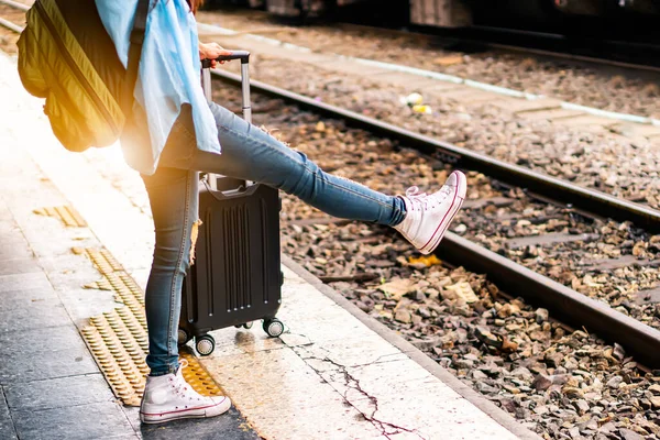 Solo sırt çantalı gezgin, Coronavirus krizinden sonra düşük maliyetli yaz tatili için güvenlik seyahati planlıyor. Tren istasyonunda boş bir turist. Sürdürülebilir çevre dostu ulaşım otobüsü kullan