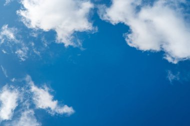 Arka plan temiz mavi gökyüzü yumuşak bulutlar güzel dramatik bulut manzarası yaz güneşi ışığı her gün güzel fırtınalar sunuyor. üstüste efekt ya da çerçeve olarak kullan  