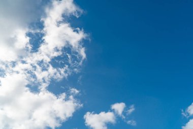 Arka plan temiz mavi gökyüzü yumuşak bulutlar güzel dramatik bulut manzarası yaz güneşi ışığı her gün güzel fırtınalar sunuyor. üstüste efekt ya da çerçeve olarak kullan  