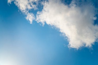 Arka plan temiz mavi gökyüzü yumuşak bulutlar güzel dramatik bulut manzarası yaz güneşi ışığı her gün güzel fırtınalar sunuyor. üstüste efekt ya da çerçeve olarak kullan  