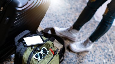 Tek başına gezen kadın Coronavirus 'tan sonra düşük maliyetli bir yaz tatili planlıyor. Tren istasyonunda boş bir turist. Sürdürülebilir çevre dostu ulaşım otobüsü kullan