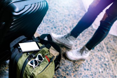 Tek başına gezen kadın Coronavirus 'tan sonra düşük maliyetli bir yaz tatili planlıyor. Tren istasyonunda boş bir turist. Sürdürülebilir çevre dostu ulaşım otobüsü kullan