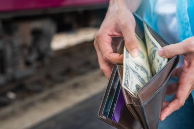 Sırt çantalı genç kadın gezgin ellerinde cüzdan dolar para planı tatil için bütçe tasarrufu ucuz indirim anlaşmaları Coronavirus 'un boş turizm krizinden sonra seyahat promosyon gezisi
