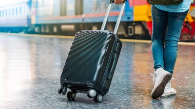 Tek başına gezen kadın Coronavirus 'tan sonra düşük maliyetli bir yaz tatili planlıyor. Tren istasyonunda boş bir turist. Sürdürülebilir çevre dostu ulaşım otobüsü kullan