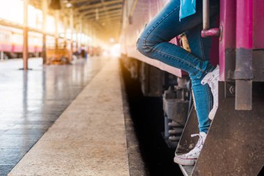 Arka plan bomboş. Coronavirus krizi karantinasından sonra yaz tatilinde yalnız başına gezen genç bir turist serbest bırakılamaz. İyi yolculuklar..