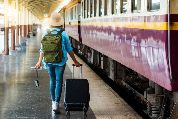 Solo Mujer Mochilero Viajero Plan Viaje Seguridad Bajo Costo Presupuesto — Foto de Stock