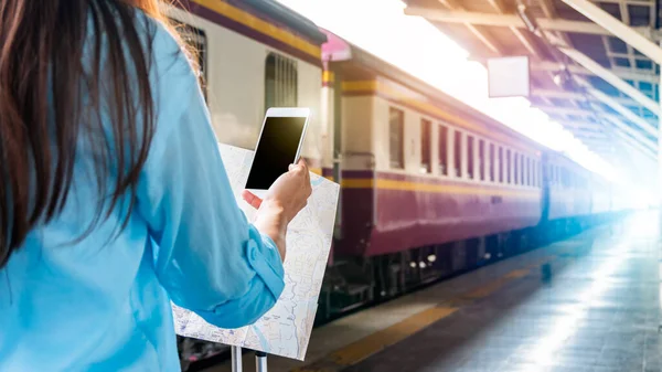 Joven Mochilero Turista Plataforma Tren Uso Internet Teléfono Inteligente Línea — Foto de Stock