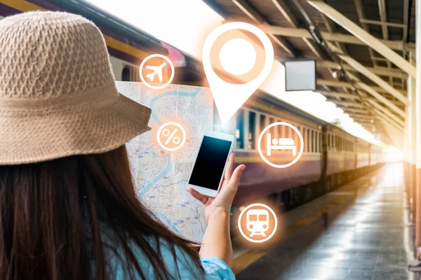 Joven Mochilero Turista Plataforma Tren Uso Internet Teléfono Inteligente Línea — Foto de Stock