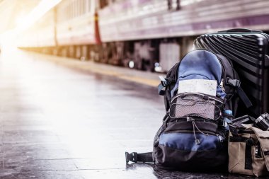 Tek başına gezen kadın Coronavirus 'tan sonra düşük maliyetli bir yaz tatili planlıyor. Tren istasyonunda boş bir turist. Sürdürülebilir çevre dostu ulaşım otobüsü kullan