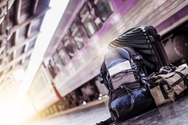Tek başına gezen kadın Coronavirus 'tan sonra düşük maliyetli bir yaz tatili planlıyor. Tren istasyonunda boş bir turist. Sürdürülebilir çevre dostu ulaşım otobüsü kullan