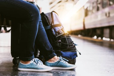 Tek başına gezen kadın Coronavirus 'tan sonra düşük maliyetli bir yaz tatili planlıyor. Tren istasyonunda boş bir turist. Sürdürülebilir çevre dostu ulaşım otobüsü kullan