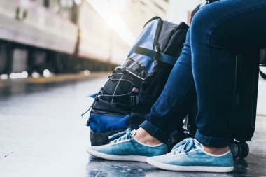 Tek başına gezen kadın Coronavirus 'tan sonra düşük maliyetli bir yaz tatili planlıyor. Tren istasyonunda boş bir turist. Sürdürülebilir çevre dostu ulaşım otobüsü kullan