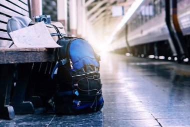 Tek başına gezen kadın Coronavirus 'tan sonra düşük maliyetli bir yaz tatili planlıyor. Tren istasyonunda boş bir turist. Sürdürülebilir çevre dostu ulaşım otobüsü kullan