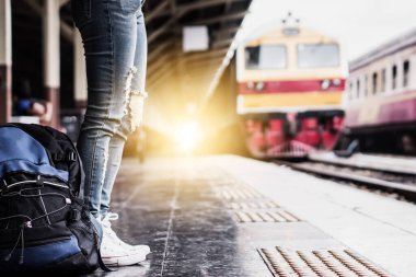 Tek başına gezen kadın Coronavirus 'tan sonra düşük maliyetli bir yaz tatili planlıyor. Tren istasyonunda boş bir turist. Sürdürülebilir çevre dostu ulaşım otobüsü kullan