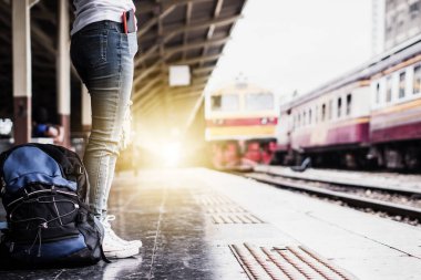 Tek başına gezen kadın Coronavirus 'tan sonra düşük maliyetli bir yaz tatili planlıyor. Tren istasyonunda boş bir turist. Sürdürülebilir çevre dostu ulaşım otobüsü kullan