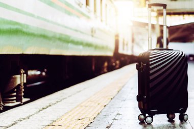 Tek başına gezen kadın Coronavirus 'tan sonra düşük maliyetli bir yaz tatili planlıyor. Tren istasyonunda boş bir turist. Sürdürülebilir çevre dostu ulaşım otobüsü kullan