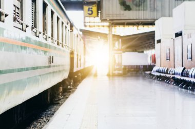 Tek başına gezen kadın Coronavirus 'tan sonra düşük maliyetli bir yaz tatili planlıyor. Tren istasyonunda boş bir turist. Sürdürülebilir çevre dostu ulaşım otobüsü kullan