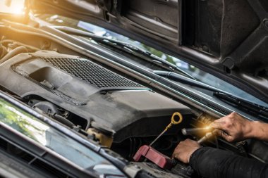 Profesyonel araba tamirhanesi, bakım motoru tamirine yardımcı olmak için otomobil atölyesi, yağ, lastik, yıllık mil kontrolü, renk çizimi, tekerlek, far, tampon, radyatör