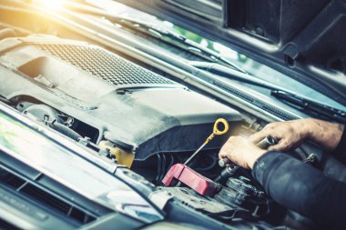 Profesyonel araba tamirhanesi, bakım motoru tamirine yardımcı olmak için otomobil atölyesi, yağ, lastik, yıllık mil kontrolü, renk çizimi, tekerlek, far, tampon, radyatör