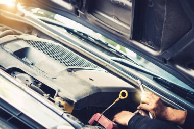 Profesyonel araba tamirhanesi, bakım motoru tamirine yardımcı olmak için otomobil atölyesi, yağ, lastik, yıllık mil kontrolü, renk çizimi, tekerlek, far, tampon, radyatör