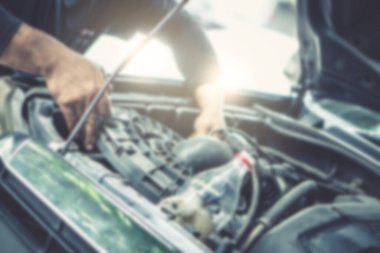 Profesyonel araba tamirhanesi, bakım motoru tamirine yardımcı olmak için otomobil atölyesi, yağ, lastik, yıllık mil kontrolü, renk çizimi, tekerlek, far, tampon, radyatör