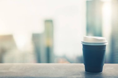 Koyu kahve fincanının arka planı dinlendirici. Coronavirus covid şehri tecrit karantinası sırasında pencereden çatı katı trafik görüntüsü ile ev video konferansı toplantısından önce sabah keyfine varın.