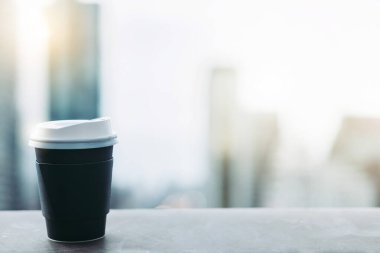 Koyu kahve fincanının arka planı dinlendirici. Coronavirus covid şehri tecrit karantinası sırasında pencereden çatı katı trafik görüntüsü ile ev video konferansı toplantısından önce sabah keyfine varın.