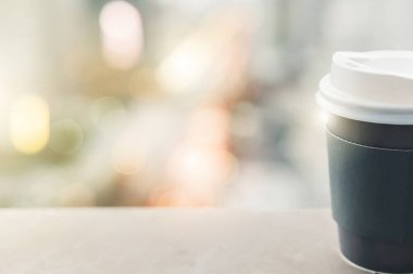Koyu kahve fincanının arka planı dinlendirici. Coronavirus covid şehri tecrit karantinası sırasında pencereden çatı katı trafik görüntüsü ile ev video konferansı toplantısından önce sabah keyfine varın.