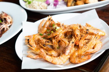 Kızarmış karides asya stili gerçek egzotik Tayland geleneksel yerel yemek kültürü taze doğal karidesler organik sağlıklı kırmızı biber, tuz ve biberle marine edilir. Lezzetli çıtır çıtır, baharatlı otantik deniz ürünleri.