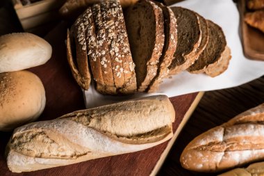 Çeşitli ev yapımı organik fırınlanmış hamur işleri (dilimlenmiş ekmek, tost, somun, kruvasan ve baget). Lezzetli sağlıklı vejetaryen yemeği için en iyisi satranç ve reçelle öğle yemeği