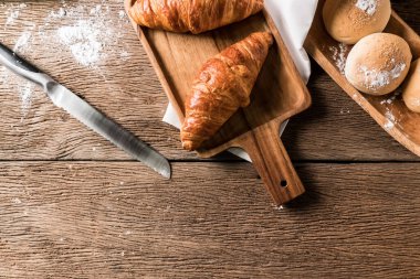 Çeşitli ev yapımı organik fırınlanmış hamur işleri (dilimlenmiş ekmek, tost, somun, kruvasan ve baget). Lezzetli sağlıklı vejetaryen yemeği için en iyisi satranç ve reçelle öğle yemeği
