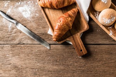 Çeşitli ev yapımı organik fırınlanmış hamur işleri (dilimlenmiş ekmek, tost, somun, kruvasan ve baget). Lezzetli sağlıklı vejetaryen yemeği için en iyisi satranç ve reçelle öğle yemeği