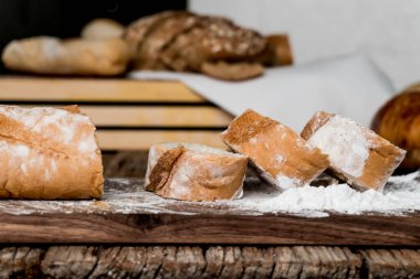 Çeşitli ev yapımı organik fırınlanmış hamur işleri (dilimlenmiş ekmek, tost, somun, kruvasan ve baget). Lezzetli sağlıklı vejetaryen yemeği için en iyisi satranç ve reçelle öğle yemeği