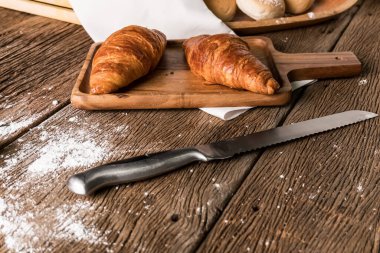 Çeşitli ev yapımı organik fırınlanmış hamur işleri (dilimlenmiş ekmek, tost, somun, kruvasan ve baget). Lezzetli sağlıklı vejetaryen yemeği için en iyisi satranç ve reçelle öğle yemeği